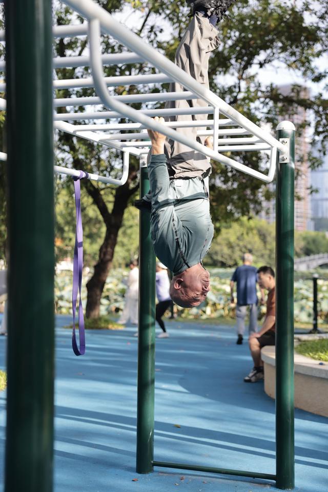 七旬大爷徒, 时间长了就, 不少老年运 七旬大爷徒, 时间长了就, 不少老年运